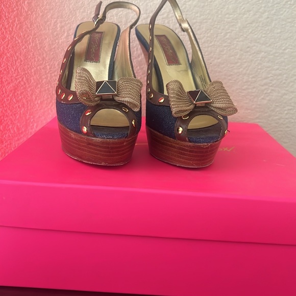 Betsey Johnson Sandal Metal Bow Heels with studs size 6 1/2 M - Picture 7 of 7